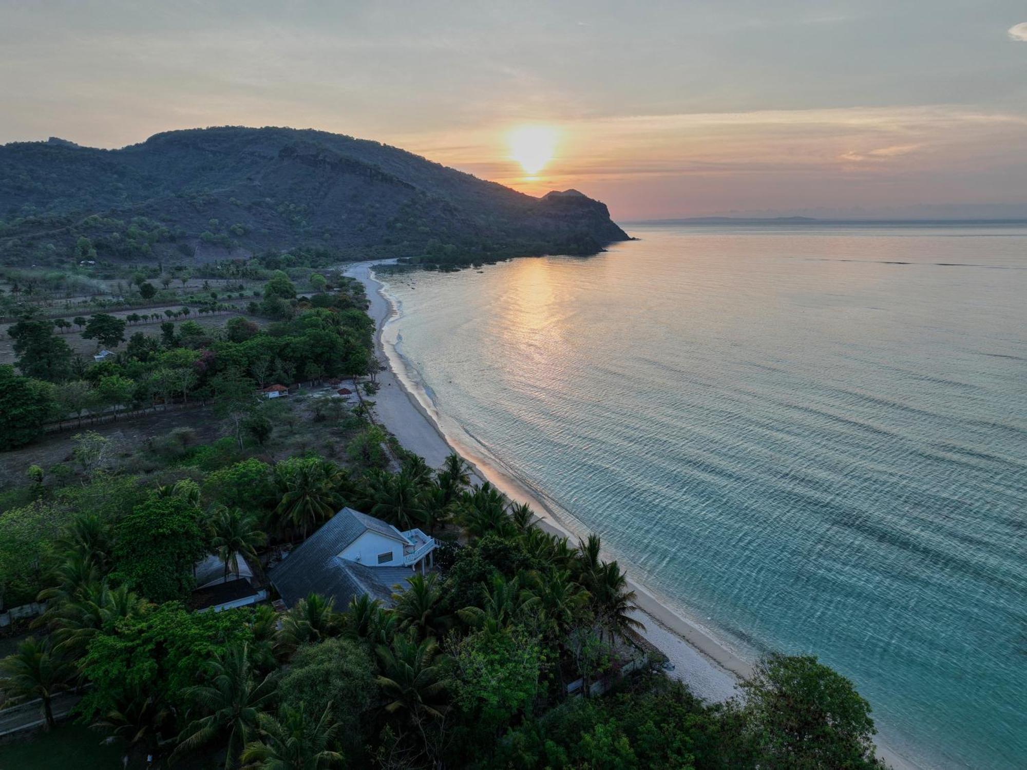 มียาโม บีช ลอดจ์ Hotel Jereweh ภายนอก รูปภาพ